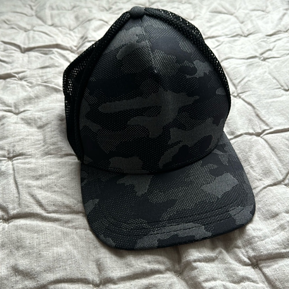 Lululemon camo hat